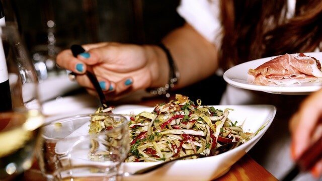 Service varié dans un restaurant collectif