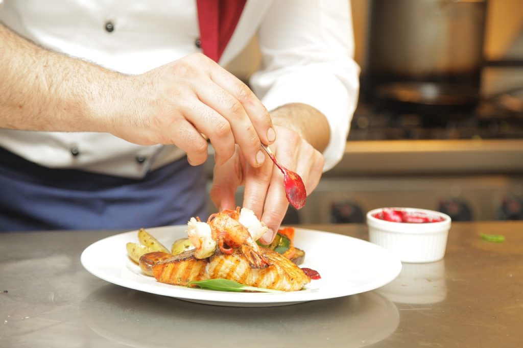 Préparation d'une assiette dans un restaurant de collectivité