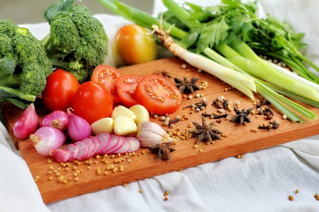 Légumes frais sur une planche à couper